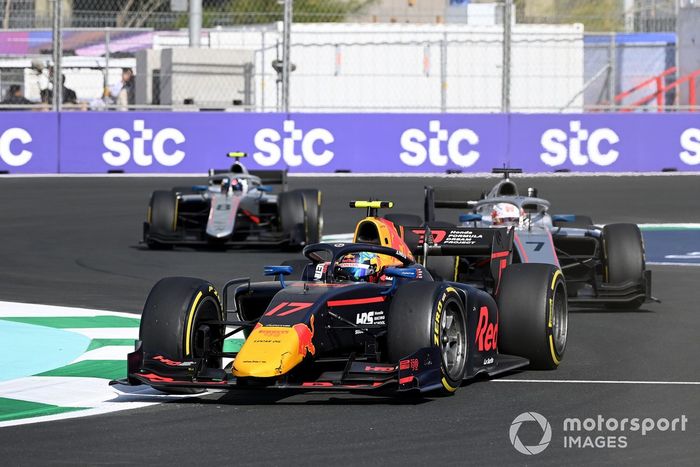 Ayumu Iwasa, Dams leads Marcus Armstrong, Hitech Grand Prix, Juri Vips, Hitech Grand Prix