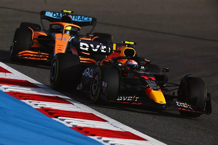 Sergio Pérez, Red Bull Racing RB18, Lando Norris, McLaren MCL36