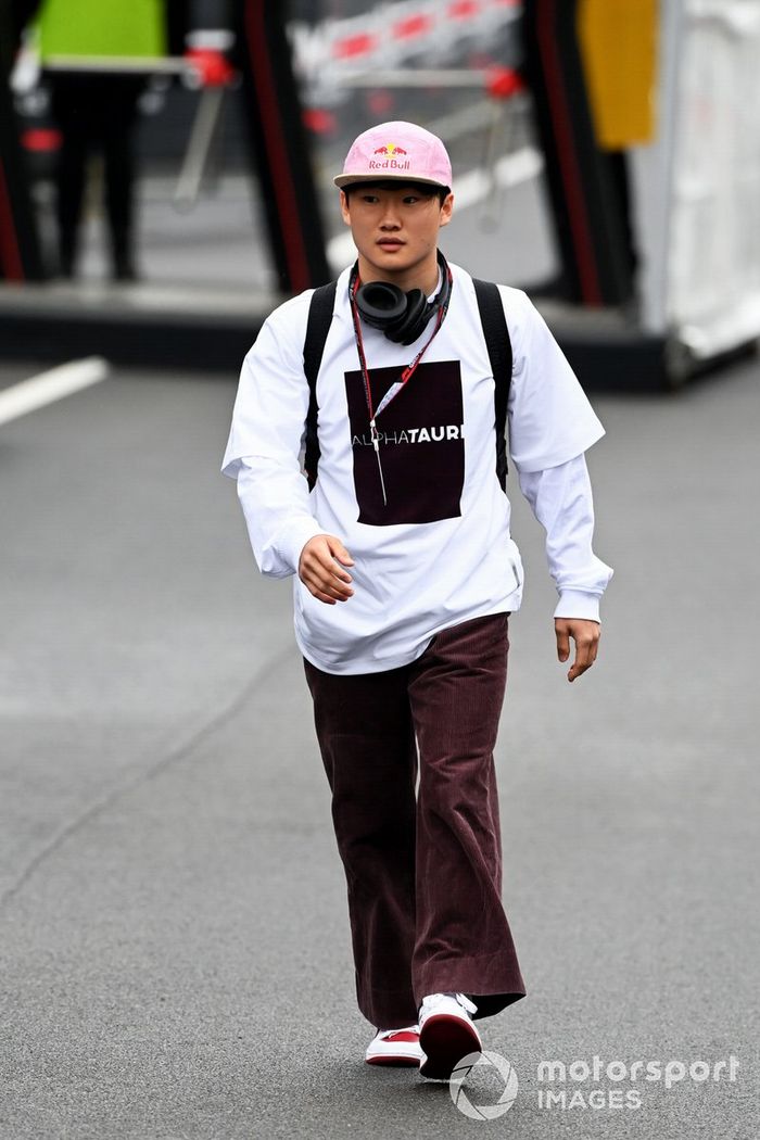 Yuki Tsunoda, Scuderia AlphaTauri, en el paddock