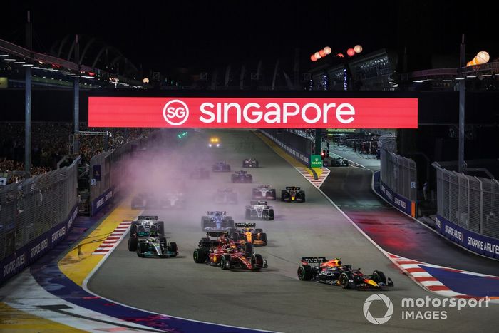 Sergio Pérez, Red Bull Racing RB18, Charles Leclerc, Ferrari F1-75, Carlos Sainz, Ferrari F1-75, Lewis Hamilton, Mercedes W13, Lando Norris, McLaren MCL36, el resto en la salida