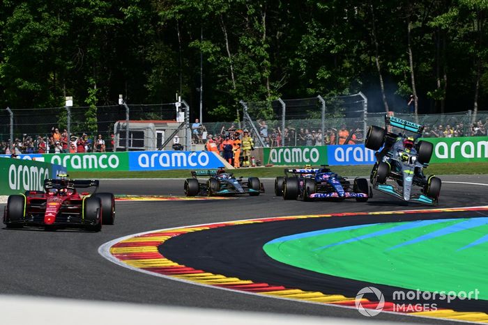 Fernando Alonso, Alpine A522, Lewis Hamilton, Mercedes W13, hacen en contacto en la primera vuelta