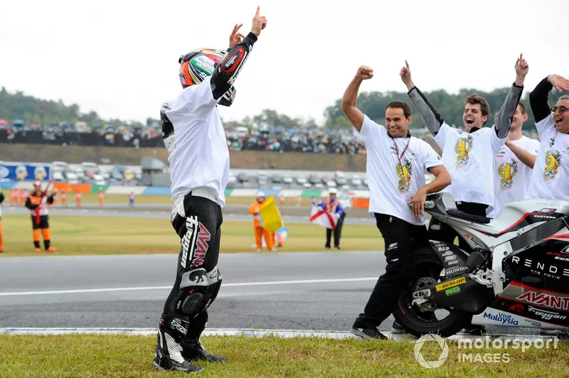Le backflip de Johann Zarco après son premier titre en Moto2
