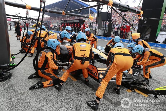 Daniel Ricciardo, McLaren MCL36, entra en boxes