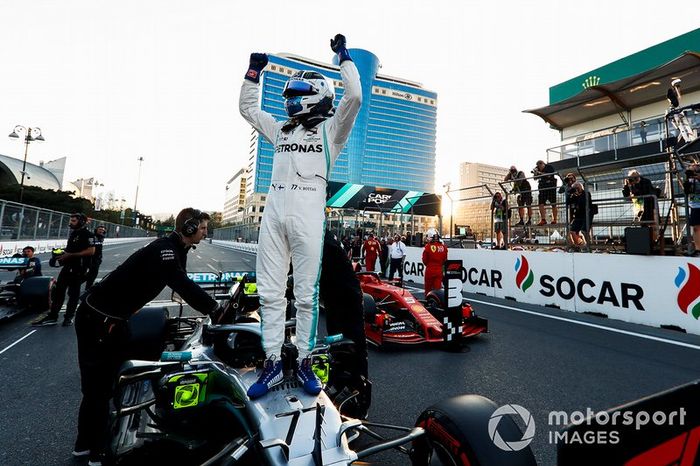 Ganador de la pole Valtteri Bottas, Mercedes AMG F1