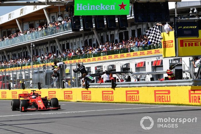 Sebastian Vettel, Ferrari SF90, seconda posizione, prende la bandiera a scacchi