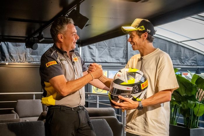 Valentino Rossi y Mario Isola, director de Pirelli Motorsport