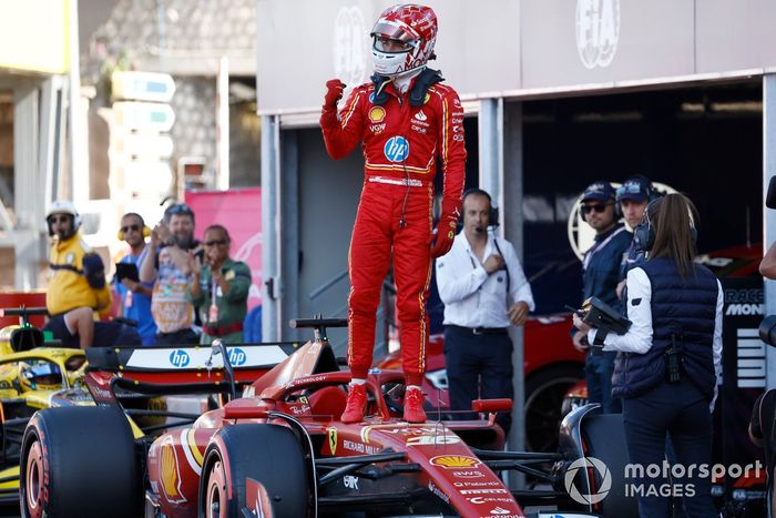 El polaco Charles Leclerc, de la Scuderia Ferrari, celebra su llegada al Parc Ferme