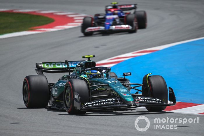 Fernando Alonso, Aston Martin AMR24, Yuki Tsunoda, RB F1 Team VCARB 01