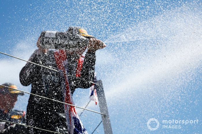 Lewis Hamilton, Mercedes-AMG F1 Team, 1ª posición, rocía champán desde el podio