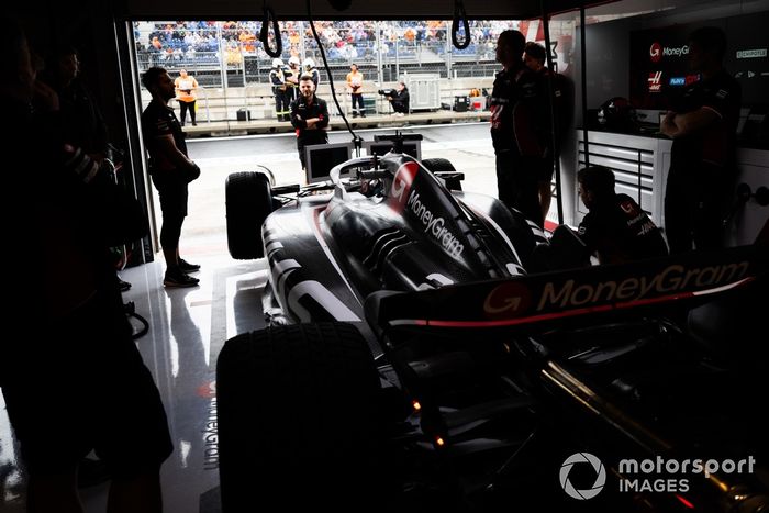 Kevin Magnussen, Haas VF-24, en el garaje 