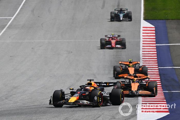 Max Verstappen, Red Bull Racing RB20, Oscar Piastri, McLaren MCL38, Lando Norris, McLaren MCL38