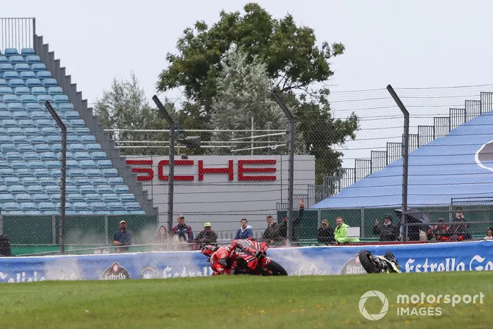 Francesco Bagnaia, Ducati Team, Marco Bezzecchi, VR46 Racing Team caída