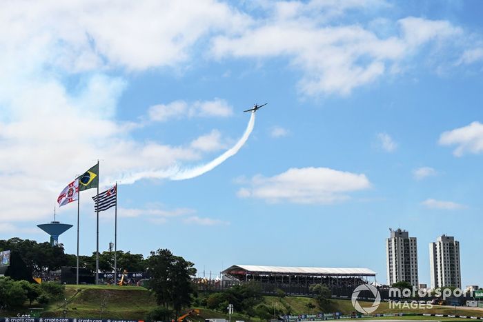 El equipo de exhibición de la Fuerza Aérea Brasileña Esquadrilha da Fumaca (Escuadrón de Humo) actúa para el público en sus EMB-314 Super Tucanos.