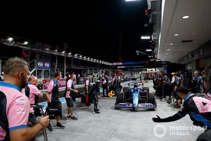 Esteban Ocon, Alpine A523, entra en boxes