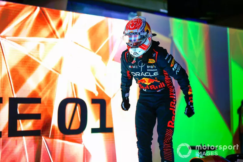 Max Verstappen, Red Bull Racing, primo posto, festeggia all'arrivo al Parco Chiuso