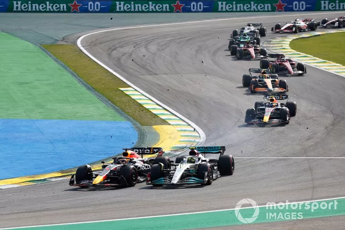 Max Verstappen, Red Bull Racing RB18, choca con Lewis Hamilton, Mercedes W13