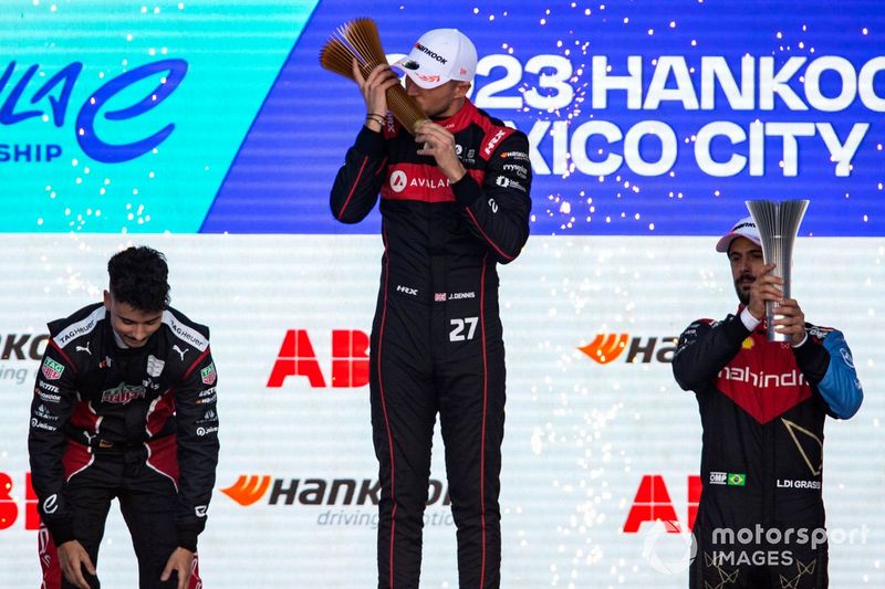 Podio: Pascal Wehrlein, Porsche, 2ª posición, Jake Dennis, Andretti Autosport, 1ª posición, Lucas di Grassi, Mahindra Racing, 3ª posición, con sus trofeos.