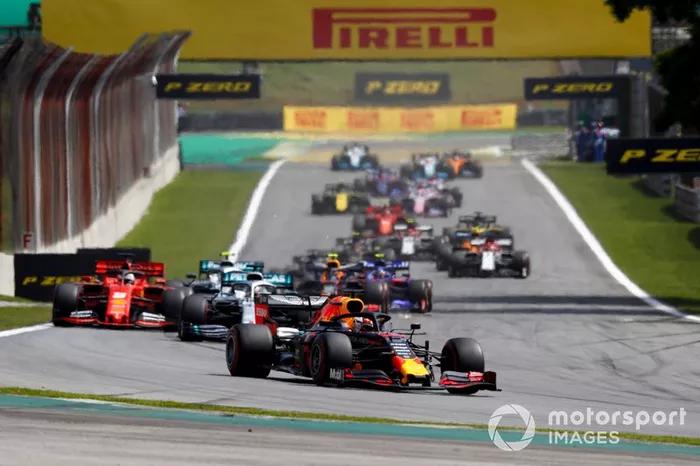 Max Verstappen, Red Bull Racing RB15 precede Lewis Hamilton, Mercedes AMG F1 W10 e Sebastian Vettel, Ferrari SF90, alla partenza della gara