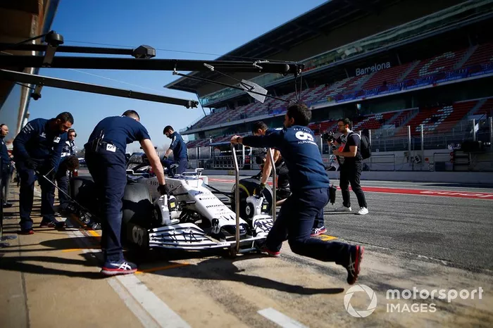 Mechanics attend to Pierre Gasly, AlphaTauri AT01 in the pits