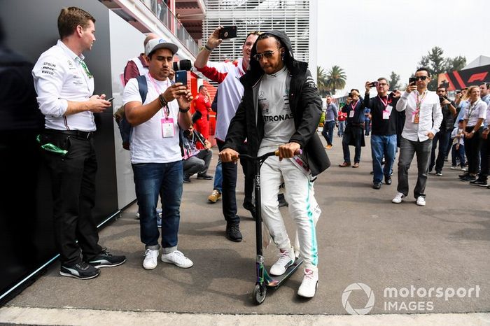 Lewis Hamilton, Mercedes AMG F1 en un scooter