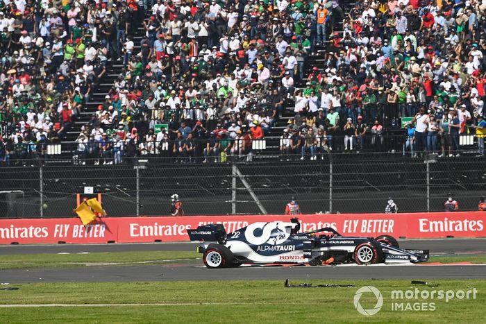 Accidente de Yuki Tsunoda, AlphaTauri AT02, en la primera vuelta