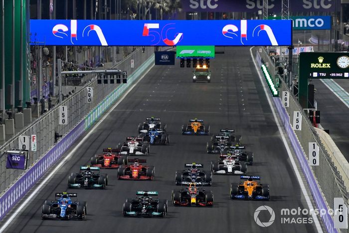 Max Verstappen, Red Bull Racing RB16B, Lewis Hamilton, Mercedes W12, y Esteban Ocon, Alpine A521, luchan por el liderato en la reanudación