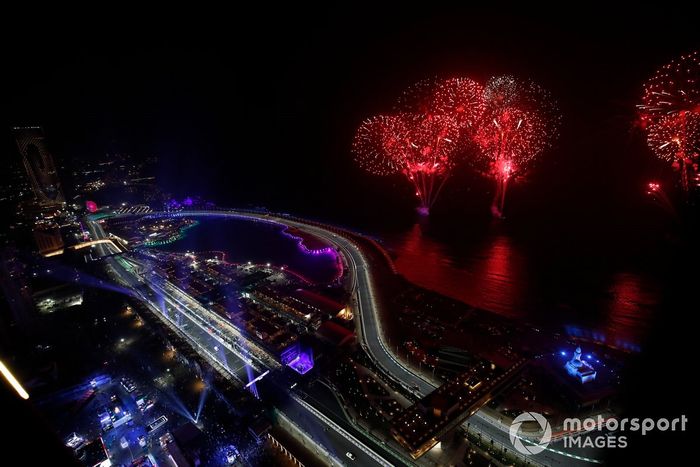Los fuegos artificiales iluminan el cielo al final de la carrera