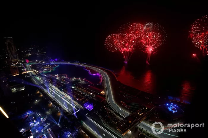 Los fuegos artificiales iluminan el cielo al final de la carrera