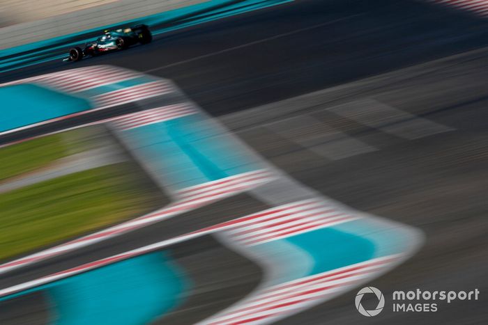 Sebastian Vettel, Aston Martin AMR21 adaptado (muleto) con los Pirelli de 18 pulgadas 