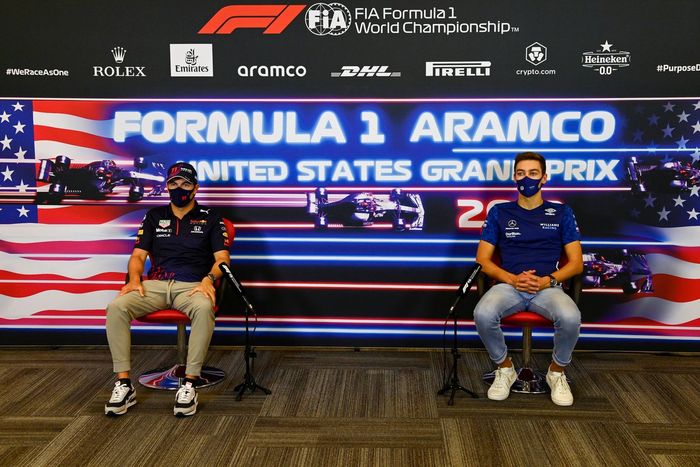 Sergio Pérez, Red Bull Racing y George Russell, Williams en la conferencia de prensa de los pilotos