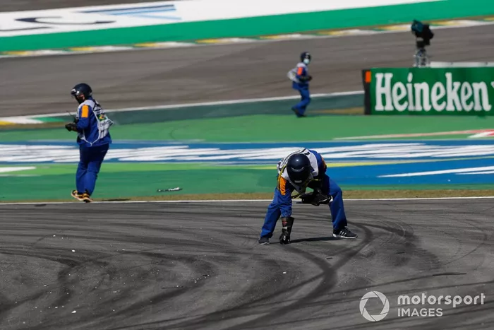Los comisarios retiran los restos del circuito