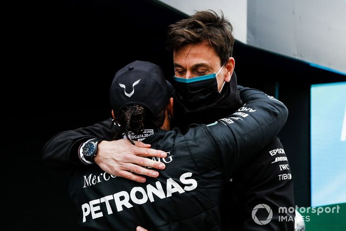 Toto Wolff, Director de Mercedes AMG  felicita a Lewis Hamilton, Mercedes-AMG F1 en Parc Ferme después de conseguir su 7º título de campeón del mundo de pilotos
