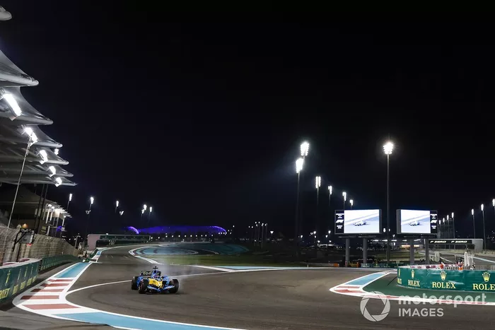 Fernando Alonso pilota el Renault R25, el coche con el que ganó el mundial 2005 de F1, en Abu Dhabi
