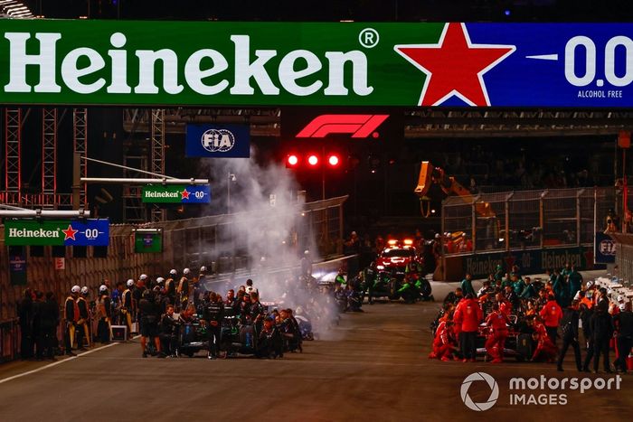 Mecánicos en la parrilla antes de la salida