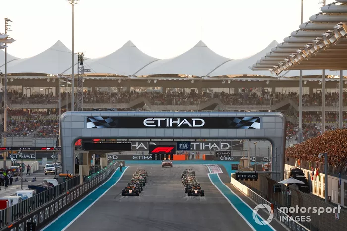 Lando Norris, McLaren MCL38, Oscar Piastri, McLaren MCL38, se preparan para liderar la salida.