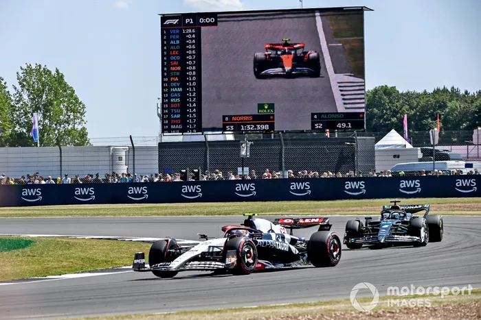 Yuki Tsunoda, AlphaTauri AT04, George Russell, Mercedes F1 W14
