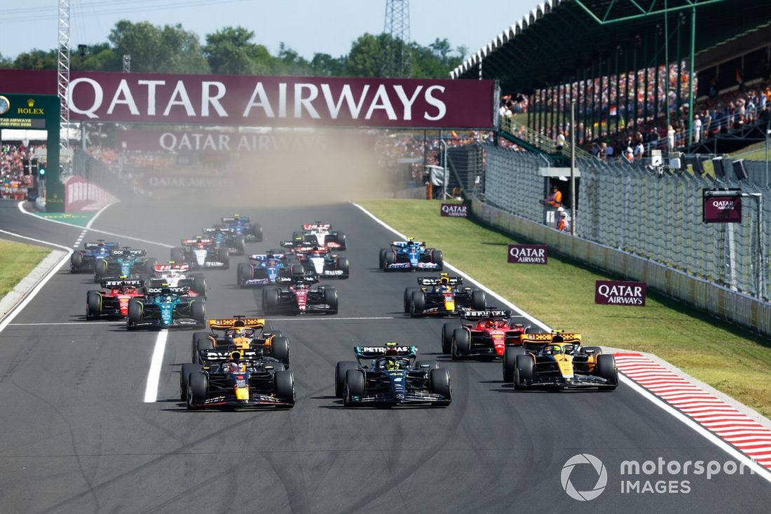 Max Verstappen, Red Bull Racing RB19, Lewis Hamilton, Mercedes F1 W14, Lando Norris, McLaren MCL60, Oscar Piastri, McLaren MCL60, Charles Leclerc, Ferrari SF-23, el resto de la parrilla en la salida.