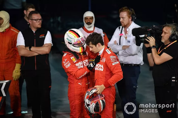 Sebastian Vettel, Ferrari, felicita a Charles Leclerc, Ferrari, por su gran carrera