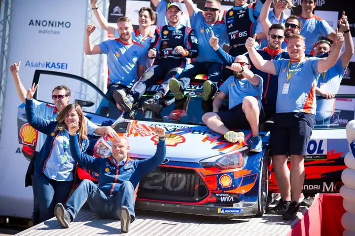 Podio: ganadores Thierry Neuville, Nicolas Gilsoul, Hyundai Motorsport Hyundai i20 Coupe WRC 