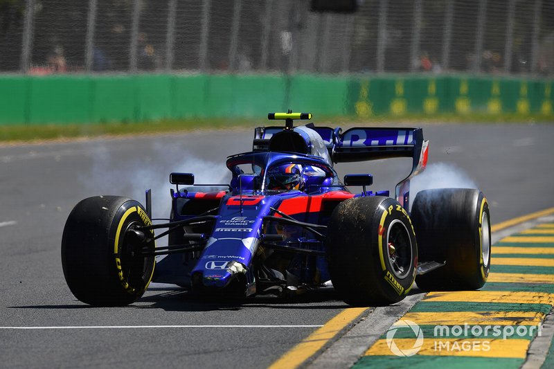 Alexander Albon, Toro Rosso STR14, va in testacoda e danneggia l'ala anteriore 