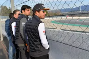 Zak Brown, McLaren Racing CEO, Carlos Sainz Jr., McLaren en Fernando Alonso