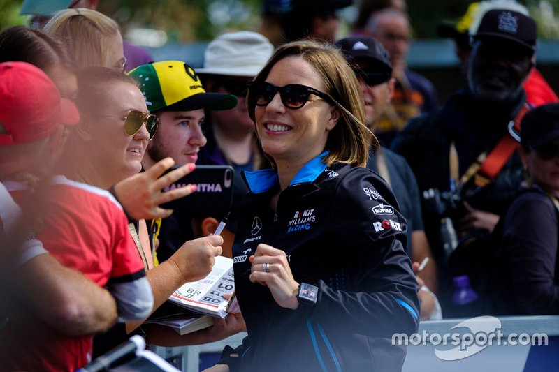 Claire Williams, subdirectora de Williams Racing firma autógrafos