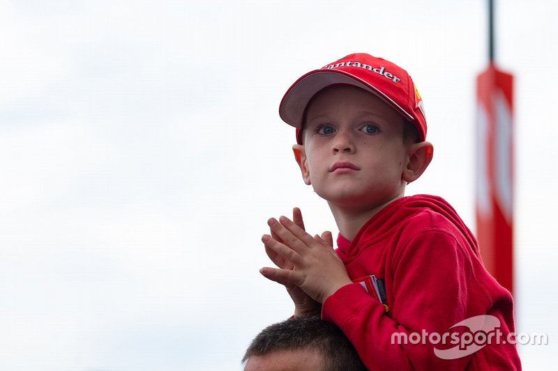 A young fan