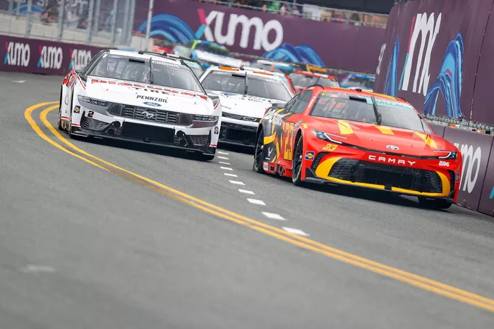 Bubba Wallace, 23XI Racing Toyota, Austin Cindric, Team Penske Ford