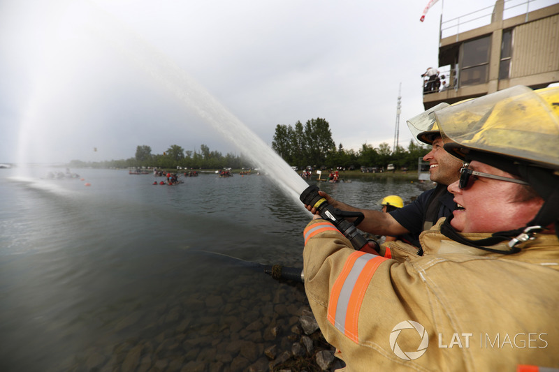 Los bomberos mojan a los participantes de la carrera