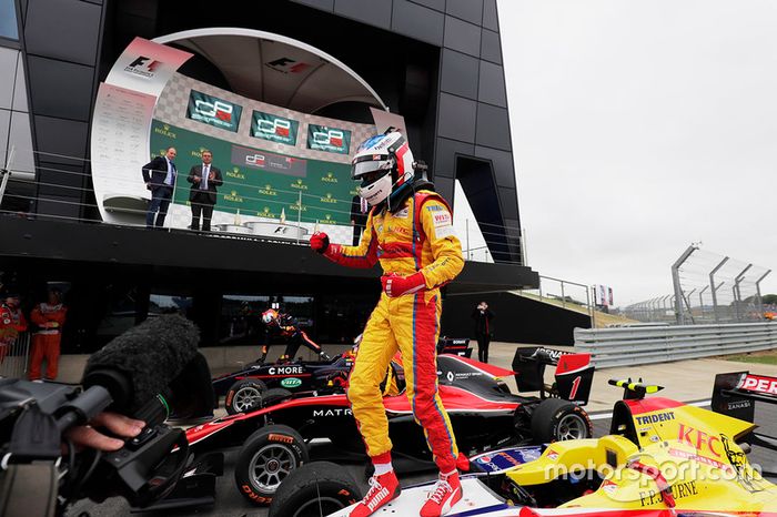 Ganador de la carrera Giuliano Alesi, Trident