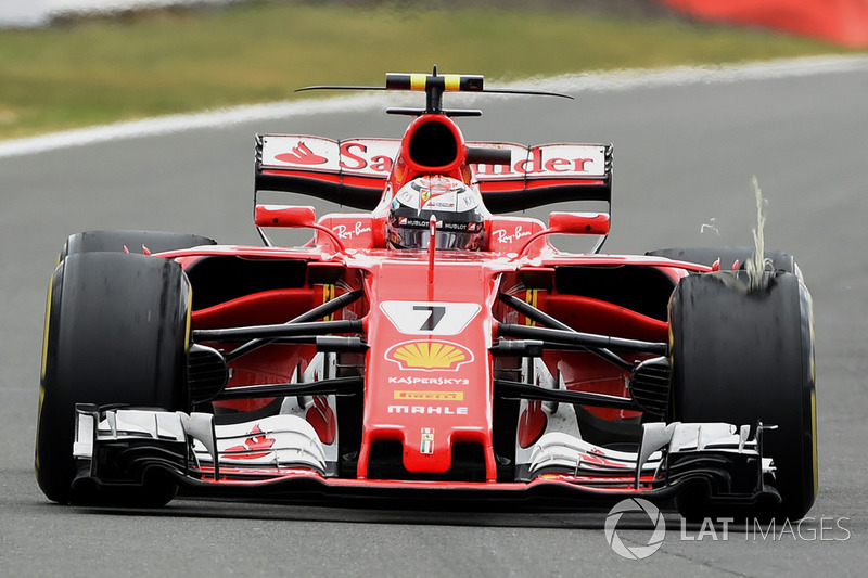 Kimi Raikkonen, Ferrari SF70H,  with a front puncture