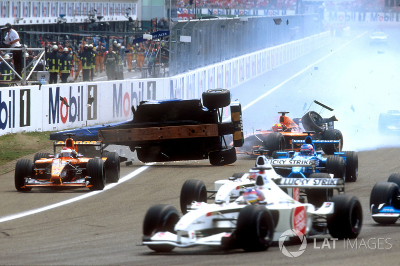 Luciano Burti, Prost AP04, después de chocar contra la parte trasera de la Ferrari de Michael Schuma