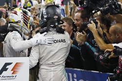 Нико Росберг, Mercedes AMG F1, и Льюис Хэмилтон, Mercedes AMG F1