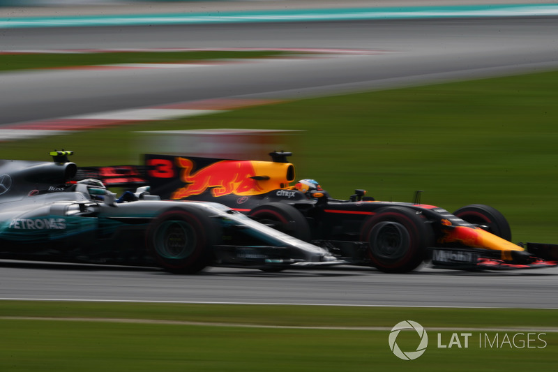 Daniel Ricciardo, Red Bull Racing RB13 and Valtteri Bottas, Mercedes-Benz F1 W08 battle